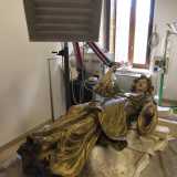Nel laboratorio delle sculture lignee i restauratori sono al lavoro su un angelo del 500 affidato loro dalla chiesa Monte di Piet� di Barletta: la scultura dalla veste dorata ricca di drappeggi � adagiata supina e circondata da attrezzature: a vederla sembra quasi di essere in una stanza d�ospedale